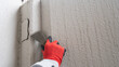 皮すきで外壁の劣化を削る・下地処理｜リフォーム・塗装業者イメージ