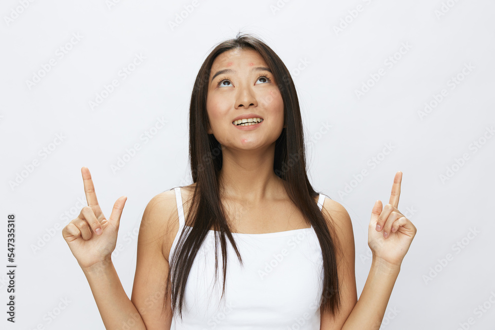 Zdjęcie bez tantiem: Asian woman hand signals, finger pointing facial ...