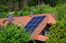 Rotes Ziegeldach Mit Solarzellen Im Grünen