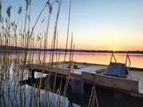 Fototapeta Pomosty - Zachód słońca wczesną wiosną nad jeziorem