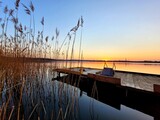 Fototapeta Pomosty - Zachód słońca na jeziorem wczesną wiosną. 