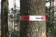 © evbrbe - Holzstamm und rotes Flatterband mit Aufschrift 'Lebensgefahr'