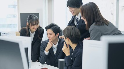 Aufkleber - オフィスで会議するカジュアルな会社員グループ