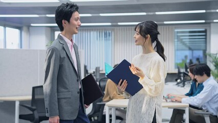Poster - オフィスで会話する若い会社員男女