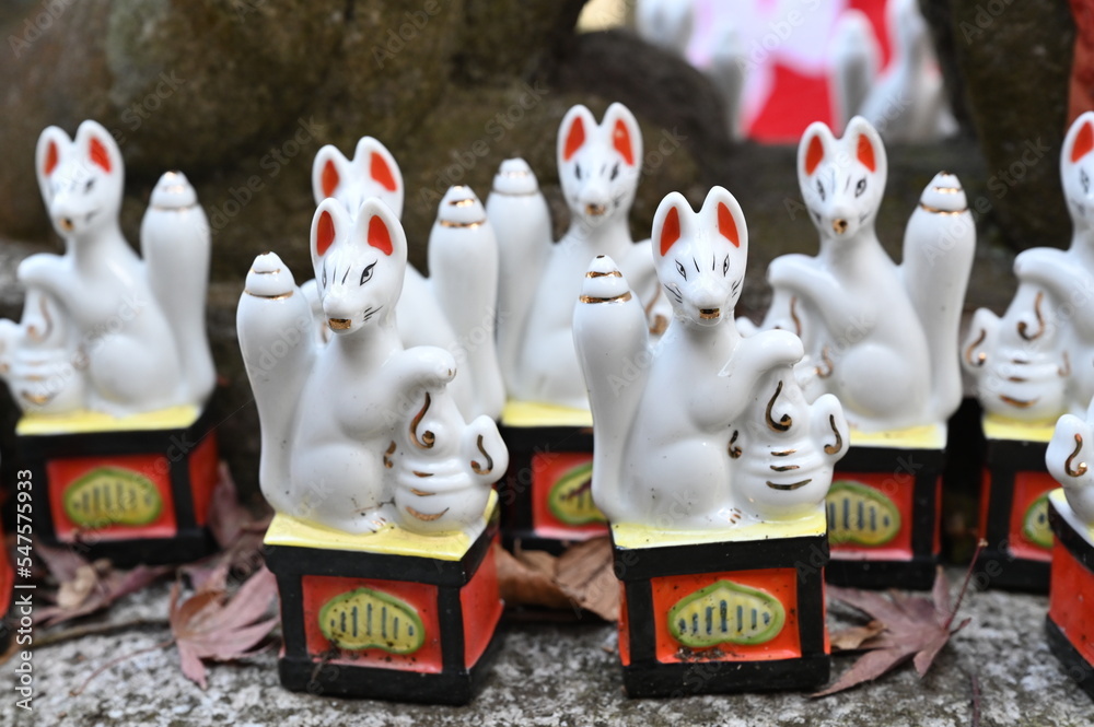 日本の古都 鎌倉の佐助稲荷神社の白狐様 Stock Photo | Adobe Stock 