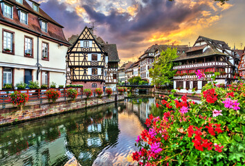 Canvas Print - Traditional half-timbered houses in the historic la Petite France quarter in Strasbourg, UNESCO World Heritage in Alsace, France