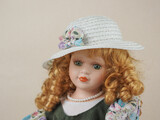 Fototapeta Sypialnia - Vintage porcelain doll