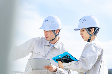 Poster - 設備点検をするエンジニア