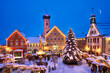 Leinwandbild Motiv Weihnachtsmarkt in historischer Altstadt mit Weihnachstbaum, Kirche und Mondsichel