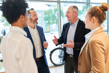 Wall Mural - Gruppe Business Leute in einer lockeren Diskussion