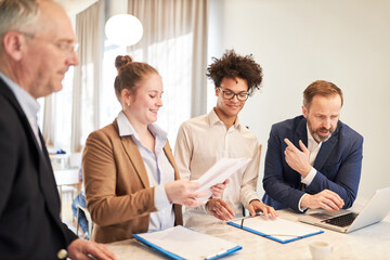 Wall Mural - Business Leute und Berater arbeiten zusammen im Büro