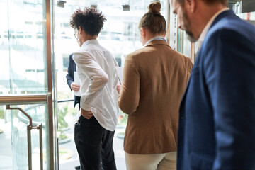 Wall Mural - Gruppe Business Leute in einer Pause am Fenster