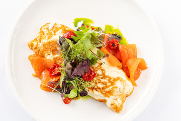 Canvas Print - omelet with smoked salmon and salad