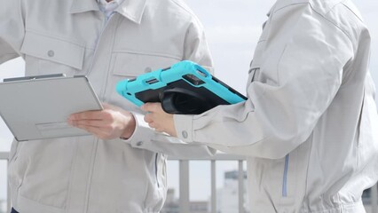 Poster - 設備点検をするエンジニア
