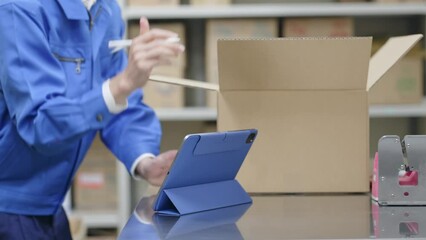 Poster - 荷物を検品してタブレットPCでチェックする男性