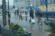 ludzie w deszczu na ulicy miasta