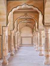 Colonnade Passageway With Arched Pillars At Hall Of Mirrors (Sheesh Mahal) At Amber Palace, Jaipur, India. Beautiful Decorated Columns In Ancient Palace In India.
