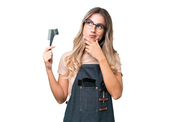 Canvas Print - Young Uruguayan hairdresser woman over isolated background having doubts