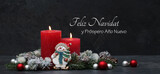 Tarjeta de Navidad: Velas rojas encendidas y adornos navideños sobre fondo de madera. Feliz Navidad y próspero Año Nuevo.