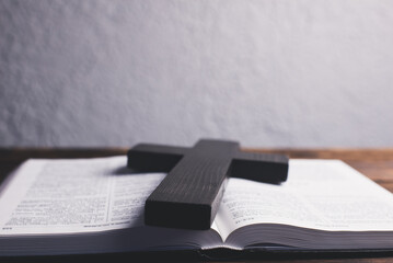 Wall Mural - Open Bible. The cross of the crucifixion of Jesus. Prayer