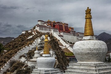 Canvas Print - Ancient Potala Palace on a hill in Lhasa, Tibet,China