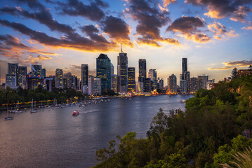 Fototapete - Dramatic sunset over Brisbane skyline and Brisbane river