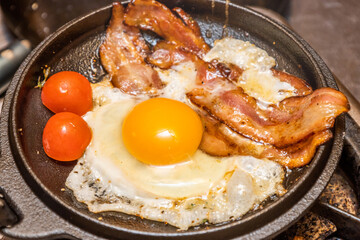 Sticker - ベーコンエッグ　 Bacon and eggs and iron pan