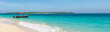 Sandbank in der Menai-Bay auf der Insel Sansibar, Dhow am Strand im türkisblaues Wasser und blauer Himmel am schönen Sandstrand in Tansania als Panorama.