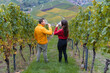 © Sarah - Glückliches Paar am Wein trinken in den Weinbergen