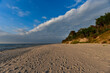 Piaszczysta plaża nad morzem Bałtyckim z pięknym ustawieniem chmur 