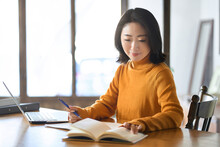 資格の勉強をするアジア人女性	