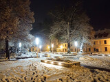 Fototapeta Miasto - Zamość, stare miasto w śnieżną zimową noc. Zdjęcie wykonano w październiku 2022r.