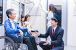 © maroke - 車イスで電車に乗る乗客