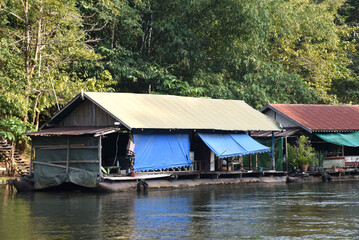 Poster - Hausboote am Ufer des River Kwai, Thailand