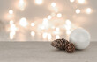 Weihnachten bokeh-Hintergrund mit weißem Holztisch und weihnachtsdekoration