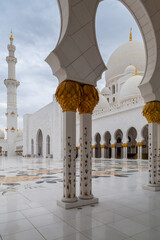 Wall Mural - Abu Dhabi, UAE - March 26, 2014: Sheikh Zayed Grand Mosque in Abu Dhabi, UAE. Grang Mosque in Abu Dhabi is the largest mosque in the United Arab Emirates.