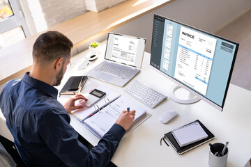 Aufkleber - Accountant Using E Invoice Software At Computer