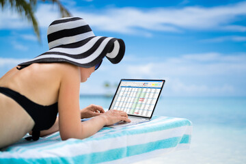 Aufkleber - Data Analyst Woman Using Spreadsheet On Computer