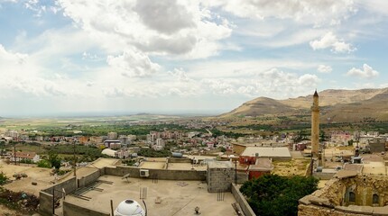 Canvas Print - Aerial view of the cityscape of Derik Mardin in Turkey on a sunny day