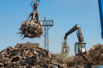 industrial grabber used to load scrap metal