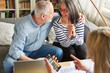 Senioren Paar freut sich in der Finanzberatung über Rendite