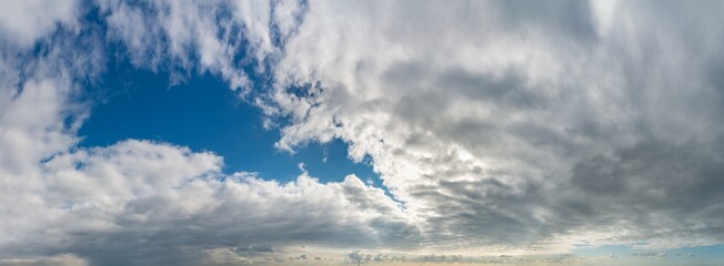 Wall Mural - fantastic clouds against blue sky, panorama