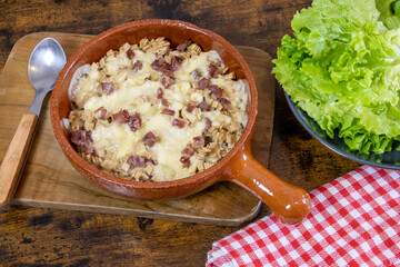 Poster - plat de croziflette en gros plan sur une table	