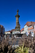 Brunnen auf dem Marktplatz in Bad Neustadt an der Saale, Franken, Bayern, Deutschland mit blauem Himmel ohne Wolken