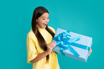 Poster - Surprised kids face. Teenager child with gift box. Present for holidays. Happy birthday, Valentines day, New Year or Christmas. Kid hold present box.