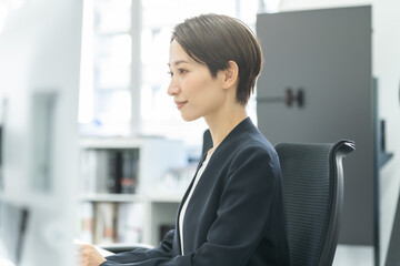 Poster - スーツを着た日本人女性