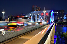 青く光る隅田川に架かる永代橋と屋形船