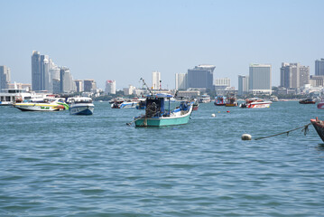 Poster - Fischerboote vor der Skyline von Pattaya