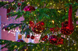 Christbaumkugeln hängen in einem Weihnachtsbaum