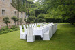 Feierlich weiß eingedeckter Tisch für eine Hochzeit in einer historischen Parklandschaft 